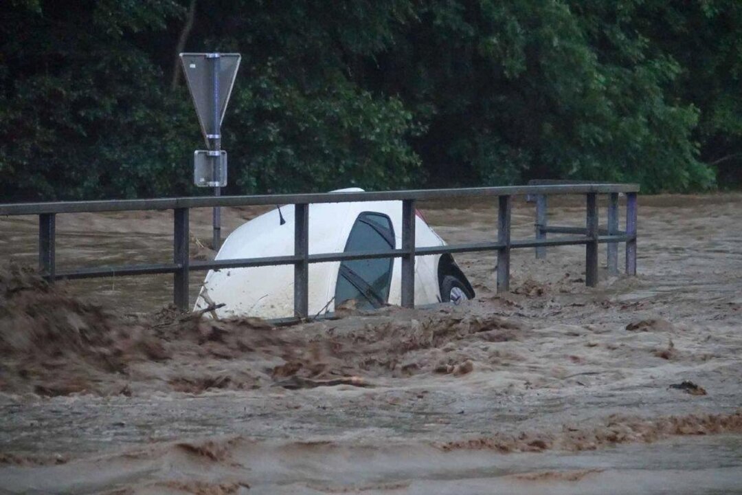 Lage nach Überflutungen in Österreich etwas entspannt - Ein von den Wassermassen mitgerissener PKW im Raum Schäffern in der Steiermark.