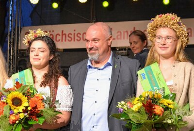 Landeserntedankfest: Zum Auftakt neue Königin und Prinzessin gekrönt - Die neue sächsische Erntekönigin Jaqueline I. (rechts) und Prinzessin Sabrina mit Torsten Krawczyk, dem Präsidenten des Sächsischen Landesbauernverbandes. Foto: Jürgen Sorge