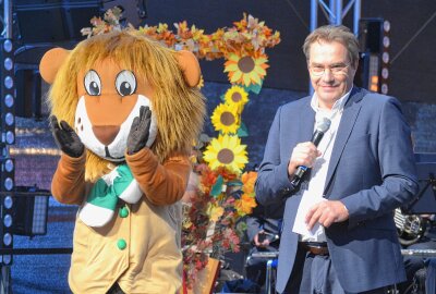 Landeserntedankfest: Zum Auftakt neue Königin und Prinzessin gekrönt - Mittweidas Oberbürgermeister Ralf Schreiber und Maskottchen Mitti begrüßten Freitagabend die Gäste im Festzelt auf dem Markt. Foto: Jürgen Sorge