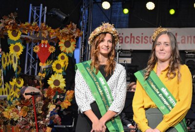 Landeserntedankfest: Zum Auftakt neue Königin und Prinzessin gekrönt - Die bisherigen Hoheiten, Königin Luisa I. (links) und Prinzessin Alina I., wurden am Freitagabend feierlich verabschiedet. Foto: Jürgen Sorge