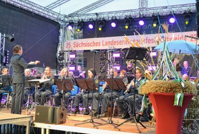 Landeserntedankfest: Zum Auftakt neue Königin und Prinzessin gekrönt - Für die passende Musik sorgte das Sächsischen Polizeiorchester im Festzelt auf dem Markt. Foto Jürgen Sorge