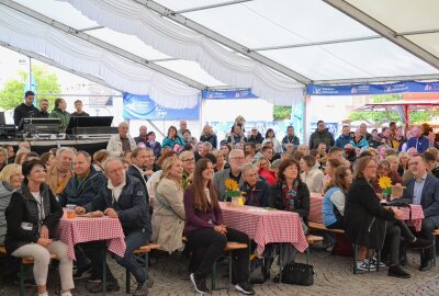 Landeserntedankfest: Zum Auftakt neue Königin und Prinzessin gekrönt - Das Festzelt auf dem Markt war zur Eröffnungsveranstaltung bis auf dem letzten Platz gefüllt. Foto: Jürgen Sorge