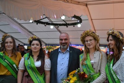 Landeserntedankfest: Zum Auftakt neue Königin und Prinzessin gekrönt - Gruppenbild mit den neuen und bisherigen sächsischen Erntehoheiten sowie dem Präsidenten des sächsischen Landesbauernverbandes. Foto: Jürgen Sorge