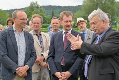 Landesgartenschau in Aue: Kurpark soll zentrales Element werden - Zum symbolischen ersten Spatenstich in Form einer Baumpflanzung, sind auch Sachsens Ministerpräsident Michael Kretschmer (Mitte) und Umweltminister Wolfram Günther (li.) vor Ort gewesen. Hier im Gespräch mit Aue-Bad Schlemas Oberbürgermeister Heinrich Kohl (re.). Foto: Ramona Schwabe