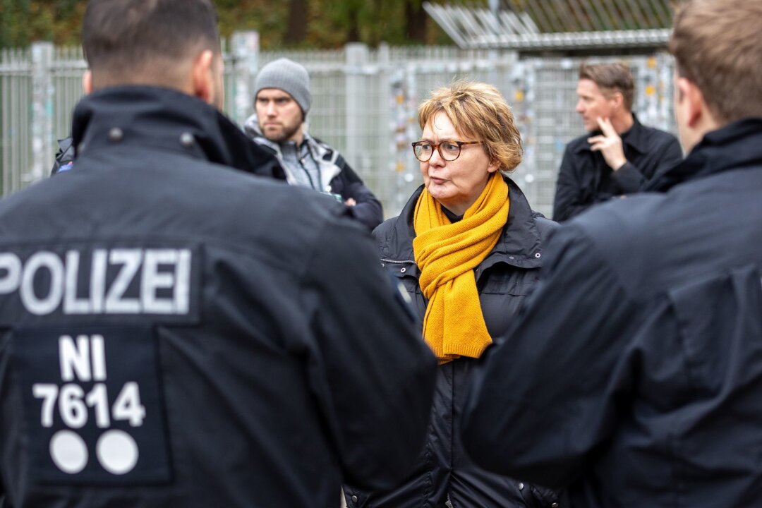 Landesministerin: DFB und DFL müssen für Sicherheit sorgen - Niedersachsens Innenministerin Behrens hatte in den vergangenen Monaten auf einen Ausschluss aller Gästefans beim Derby Braunschweig gegen Hannover gedrängt. (Archivbild)