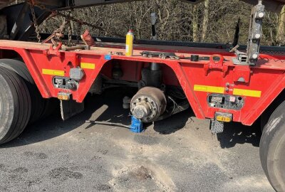 Lange Ölspur auf Umleitungsstrecke: Autobahnzubringer teils gesperrt - Am Donnerstagvormittag kam es auf der S258 zu starken Verkehrsbehinderungen. Foto: Bernd März