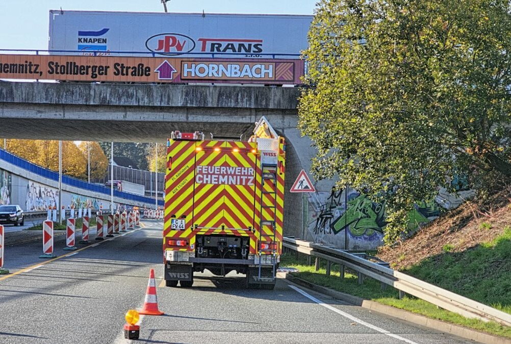 Langer Rückstau auf B174 nach Auffahrunfall zwischen PKW und LKW - Auf der B174 ereignet sich am Donnerstag ein Unfall. Foto: Harry Härtel