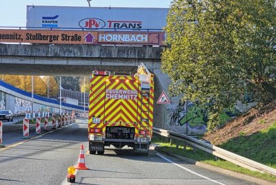 Langer Rückstau auf B174 nach Auffahrunfall zwischen PKW und LKW - Auf der B174 ereignet sich am Donnerstag ein Unfall. Foto: Harry Härtel