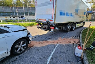 Langer Rückstau auf B174 nach Auffahrunfall zwischen PKW und LKW - Es kam zu einem Auffahrunfall zwischen PKW und LKW. Foto: Harry Härtel