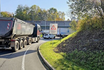 Langer Rückstau auf B174 nach Auffahrunfall zwischen PKW und LKW - Es wurden keine Personen verletzt. Foto: Harry Härtel