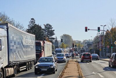 Langer Rückstau auf B174 nach Auffahrunfall zwischen PKW und LKW - Es bildete sich ein langer Rückstau. Foto: Harry Härtel