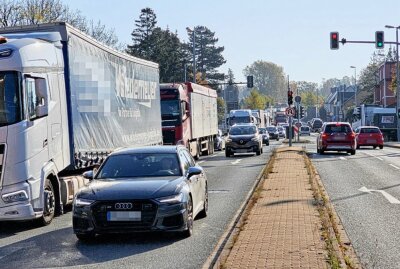 Langer Rückstau auf B174 nach Auffahrunfall zwischen PKW und LKW - Es bildete sich ein langer Rückstau. Foto: Harry Härtel