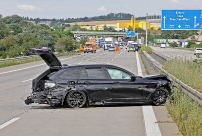 Langer Stau auf der A4: Reifenplatzer führt zu schwerem Crash mit vier Verletzten - Ein schwerer Unfall trug sich am Vormittag auf der A4 bei Glauchau zu. Foto: Andreas Kretschel