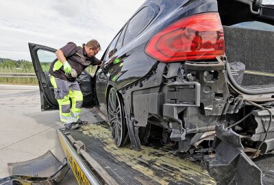 Langer Stau auf der A4: Reifenplatzer führt zu schwerem Crash mit vier Verletzten - Ein schwerer Unfall trug sich am Vormittag auf der A4 bei Glauchau zu. Foto: Andreas Kretschel