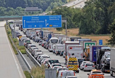 Langer Stau auf der A4: Reifenplatzer führt zu schwerem Crash mit vier Verletzten - Ein schwerer Unfall trug sich am Vormittag auf der A4 bei Glauchau zu. Foto: Andreas Kretschel