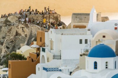 Last-Minute? Was in den Herbstferien noch an Urlaub drin ist - Goldene Stunde auf Santorin: Die griechische Insel ist ein beliebtes Reiseziel im Herbst.