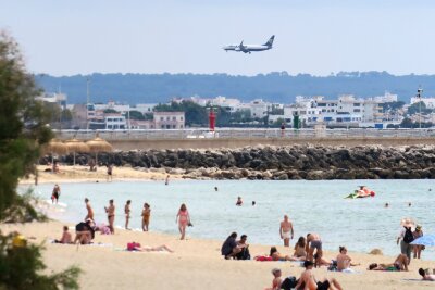 Last-Minute? Was in den Herbstferien noch an Urlaub drin ist - Landeanflug auf Mallorca: Um dem Schmuddelwetter in Deutschland zu entfliehen, zieht es viele im Oktober auf die Balearen.