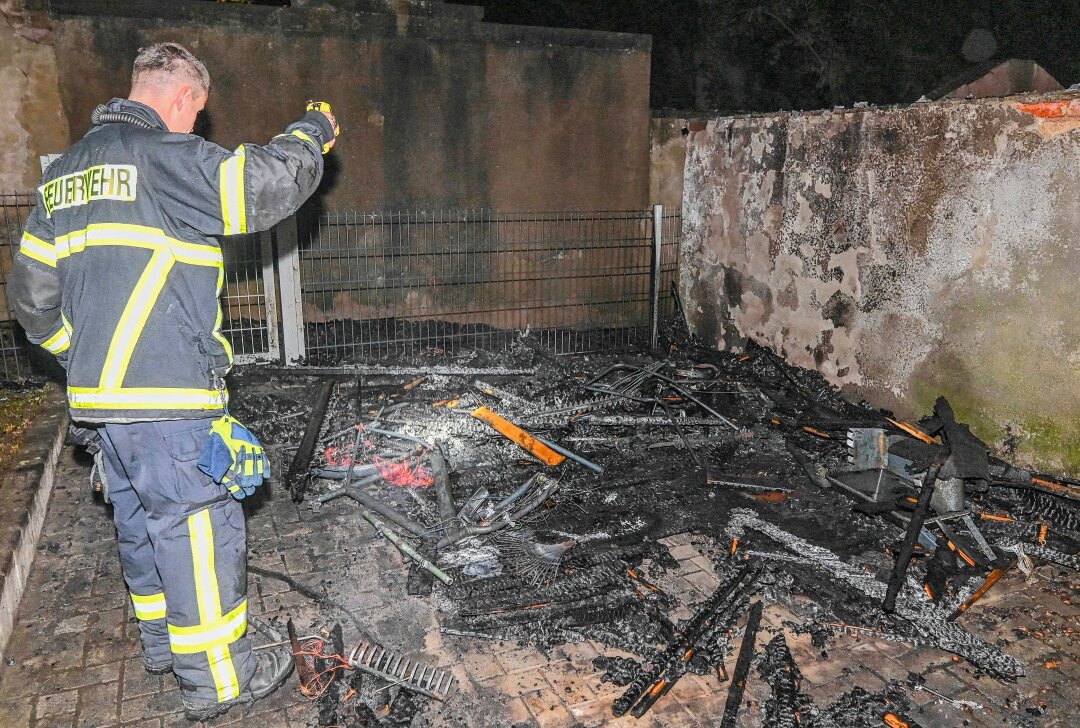 Laube in Mittelsachsen brennt vollständig aus: Anwohner evakuiert - Feuerwehreinsatz in Waldheim: Holzschuppen in Flammen. Foto: EHL Media