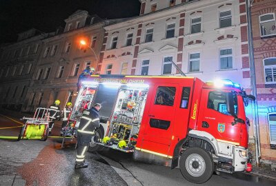 Laube in Mittelsachsen brennt vollständig aus: Anwohner evakuiert - Schnelle Reaktion: Feuerwehr löscht Brand. Foto: EHL Media