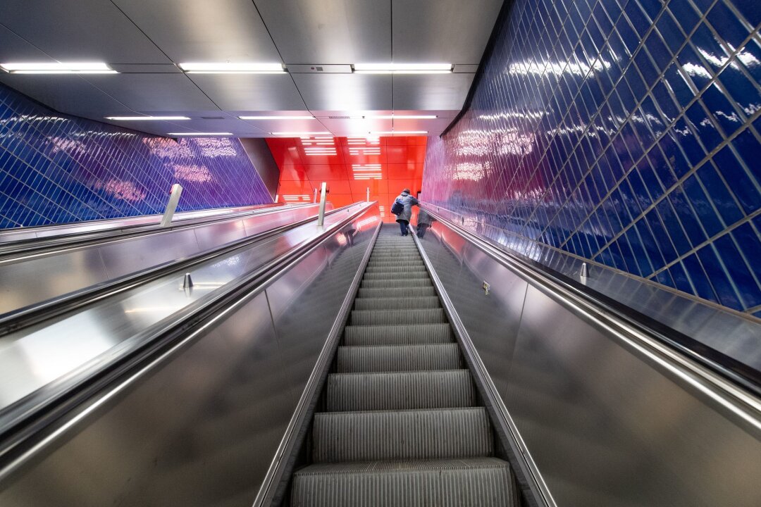 Laubunfall in U-Bahnhof: Betreiber haftet nicht immer - Von Verkehrsbetrieben kann nicht verlangt werden, dass die Zugänge zu den U-Bahnhöfen jederzeit so laubfrei sind, wie auf diesem Bild.