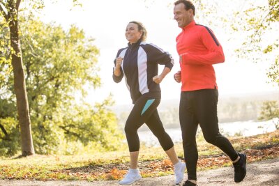 Gemeinsame Ziele setzen: Die Motivation beim Joggen steigern.