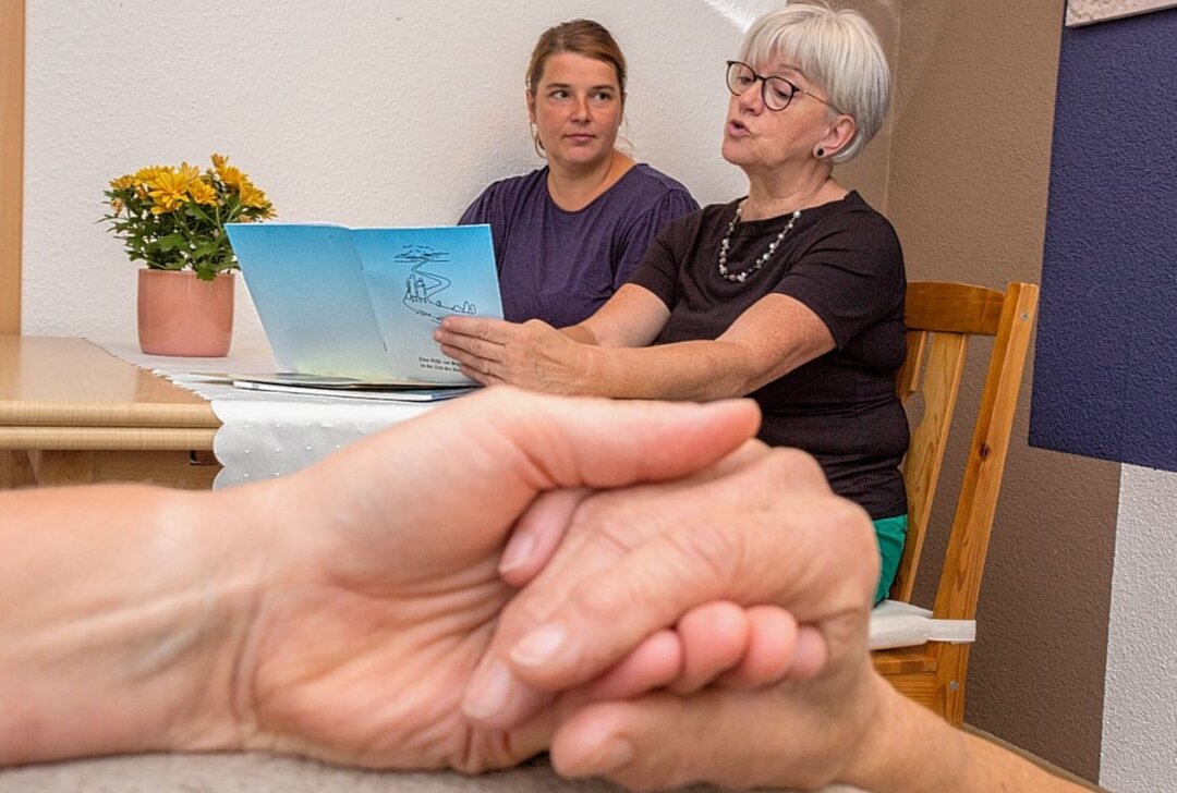 Laufen und walken für einen guten Zweck - Annett Herschel und Hildburg Hecker sind beide Koordinatorinnen beim Hospiz- und Palliativdienst Marienberg. Foto: Jan Görner