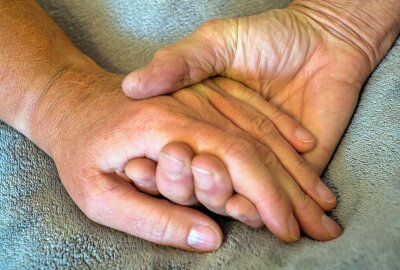 Laufen und walken für einen guten Zweck - Annett Herschel und Hildburg Hecker sind beide Koordinatorinnen beim Hospiz- und Palliativdienst Marienberg. Foto: Jan Görner