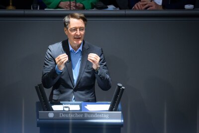 Lauterbach: Hunderte Kliniken werden wegfallen - Gesundheitsminister Karl Lauterbach rechnet ab 2026 mit stabilen Krankenkassenbeiträgen. (Archivbild)