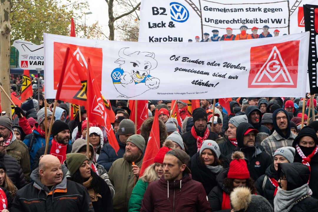 Lautstarker Protest bei VW-Tarifrunde - wird bald gestreikt? - Tausende Teilnehmer demonstrieren vor dem Werk am Verhandlungsort in der Volkswagen Arena, mit anschließender Protest-Kundgebung direkt vor dem Stadion.