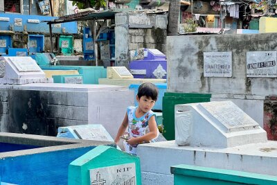 Leben mit den Toten - Der Friedhof-Slum von Manila - Für die Kinder gehören die Gräber zum Alltag dazu.