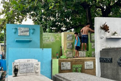 Leben mit den Toten - Der Friedhof-Slum von Manila - Weil sie die Gräber instand halten, dürfen die Menschen umsonst auf dem Friedhof wohnen.