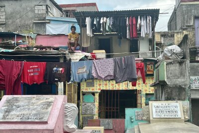 Leben mit den Toten - Der Friedhof-Slum von Manila - Wäscheleinen über Gräbern - ein normales Bild auf diesem Friedhof.