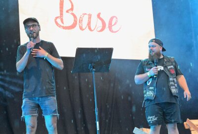 "Leben mit Gott": Festival im Erzgebirge zieht Besucher aus ganz Deutschland an - Das Homeward-Festival in Niederwürschnitz hat auch in diesem Jahr Besucher bewegt und begeistert. Bei der Gesprächsrunde "Base":  Martin Göttlich (li.) und Christian Schlotterbeck (re.). Foto: Ralf Wendland