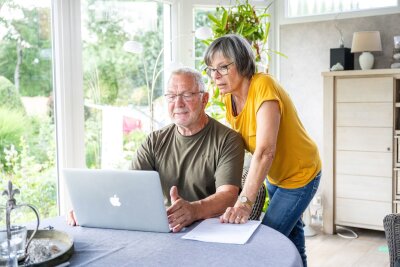 Lebensversicherung wird ausgezahlt? Das sind Ihre Optionen - Was tun mit dem Geld? Wird die Lebensversicherung irgendwann ausgezahlt, wissen manche Menschen womöglich nicht, was sie mit dem Geld am besten machen.