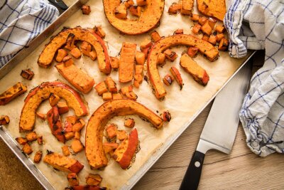 Leckere Kürbis-Rezepte und Kochtipps für den Herbst - Kürbis aus dem Ofen: Beim Hokkaidokürbis ist auch die Schale essbar.