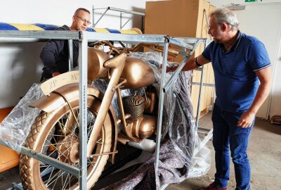 Legendäres Motorrad erhält in Zschopau ein schimmerndes Denkmal - Robert Hähnel vom Gewerbeverein und Zschopaus Oberbürgermeister Arne Sigmund beim Entpacken der Bronzeskulptur. Foto: Andreas Bauer