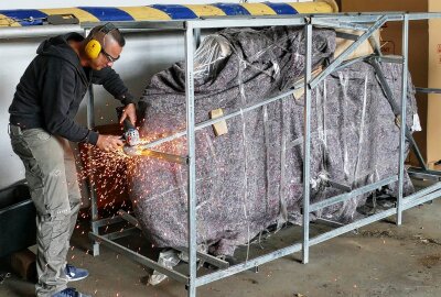 Legendäres Motorrad erhält in Zschopau ein schimmerndes Denkmal - Es brauchte viel Arbeit, um das große Paket auszupacken. Foto: Andreas Bauer