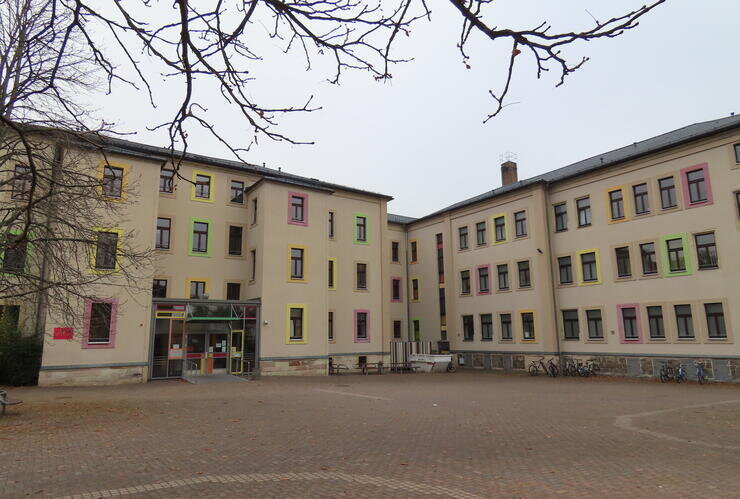 Lehrermangel im Erzgebirge: Wie Schulen Lücken füllen - und was die Politik verpasst hat - Die Altstadtschule Stollberg – ein Ort des Lernens und Zusammenhalts in herausfordernden Zeiten des Lehrermangels.