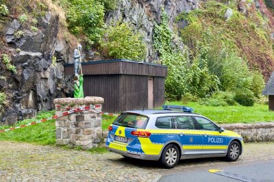 Leiche im Erzgebirge entdeckt: Polizeieinsatz und großräumige Absperrung - Am Fuße des Totensteins in Schwarzenberg gibt es aktuell eine Polizeiabsperrung.