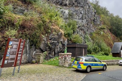 Leiche im Erzgebirge entdeckt: Polizeieinsatz und großräumige Absperrung - Wie BLICK.de auf Nachfrage von der Polizeidirektion Chemnitz erfuhr, wurde vor Ort in den Morgenstunden eine leblose Person aufgefunden.