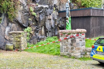 Leiche im Erzgebirge entdeckt: Polizeieinsatz und großräumige Absperrung - Am Fuße des Totensteins in Schwarzenberg gibt es aktuell eine Polizeiabsperrung. 