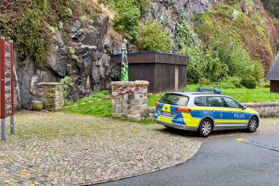 Leiche im Erzgebirge entdeckt: Polizeieinsatz und großräumige Absperrung - Aktuell gibt es keinen Hinweis auf einen Straftatbestand.