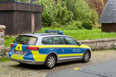 Leiche im Erzgebirge entdeckt: Polizeieinsatz und großräumige Absperrung - Wie BLICK.de auf Nachfrage von der Polizeidirektion Chemnitz erfuhr, wurde vor Ort in den Morgenstunden eine leblose Person aufgefunden.