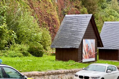 Leiche im Erzgebirge entdeckt: Polizeieinsatz und großräumige Absperrung - Am Fuße des Totensteins in Schwarzenberg gibt es aktuell eine Polizeiabsperrung. 