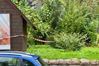 Leiche im Erzgebirge entdeckt: Polizeieinsatz und großräumige Absperrung - Aktuell gibt es keinen Hinweis auf einen Straftatbestand.