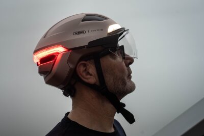 Leicht und wendig: Trends von der Fahrradmesse Eurobike - Derr neue Helm von Abus namens Hyp-E kommt mit integriertem Front- und Rücklicht, Blinker sowie Bremslicht.