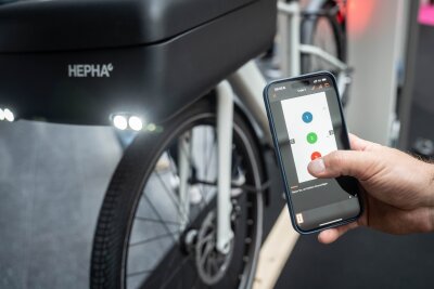 Leicht und wendig: Trends von der Fahrradmesse Eurobike - Im Vorderrad eines Prototyps des Münchner Herstellers Hepha ist ein Doppelschloss von 2Lock verbaut. Es kann per Bluetooth programmiert werden und im Falle eines versuchten Diebstahls buchstäblich um Hilfe rufen.