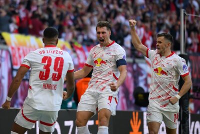 Leipzig bangt nach Freiburg-Sieg um Torhüter Gulacsi - Willi Orban (M) jubelt mit Benjamin Henrichs (l) und Christoph Baumgartner über den Ausgleichstreffer.