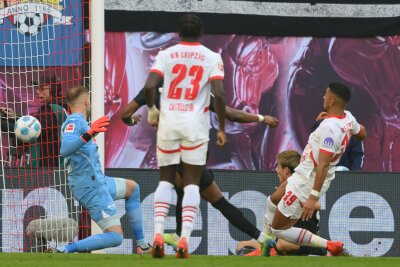 Leipzig bangt nach Freiburg-Sieg um Torhüter Gulacsi - Freiburgs Ritsu Doan (2.v.r.) köpft zur Führung ein. 