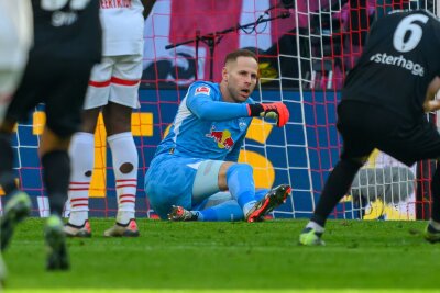 Leipzig bangt um Torhüter Gulacsi - Entwarnung bei Openda -  RB-Keeper Peter Gulacsi bleibt nach der Halbzeit angeschlagen in der Kabine.